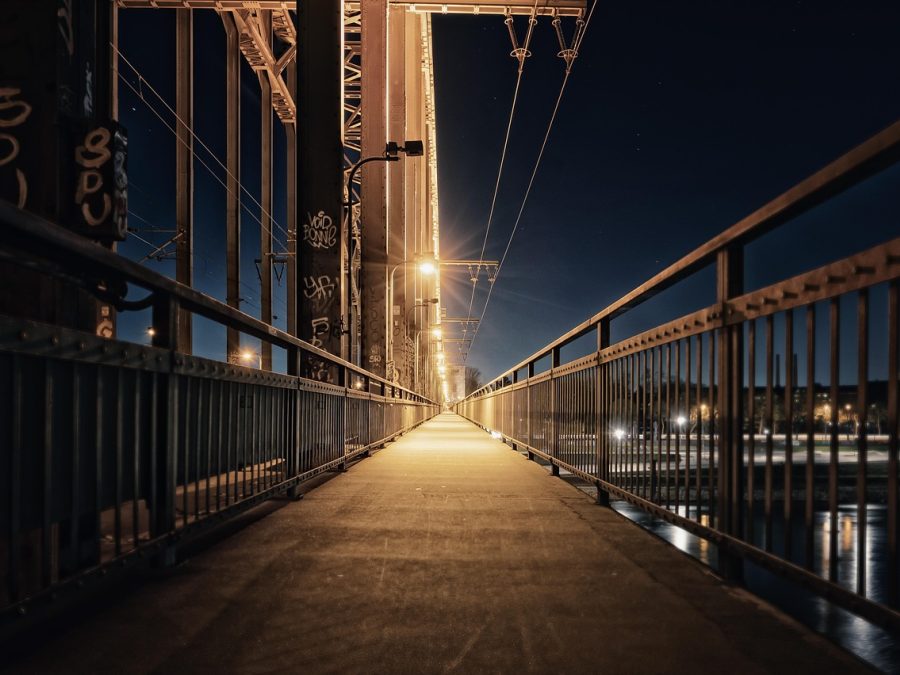 51mh.app 品牌简介配图：夜晚的书房一角，桌面上摊着写满分类标签的索引册，台灯暖光与屏幕冷光交叠，窗外是城市楼群的模糊轮廓，安静而有秩序感